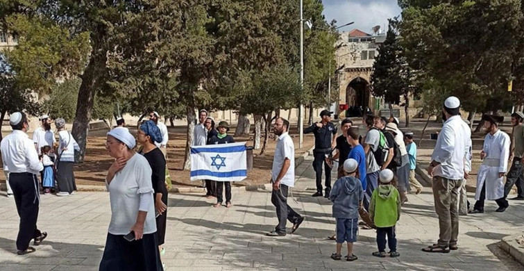Mescid-i Aksa’da İsrail Bayrağı Açtılar!