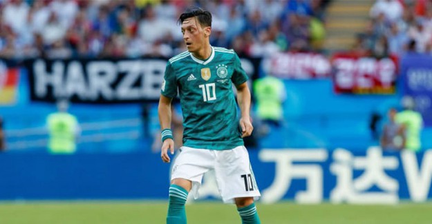 Mesut Özil Almanya’nın Gündeminden Düşmüyor!
