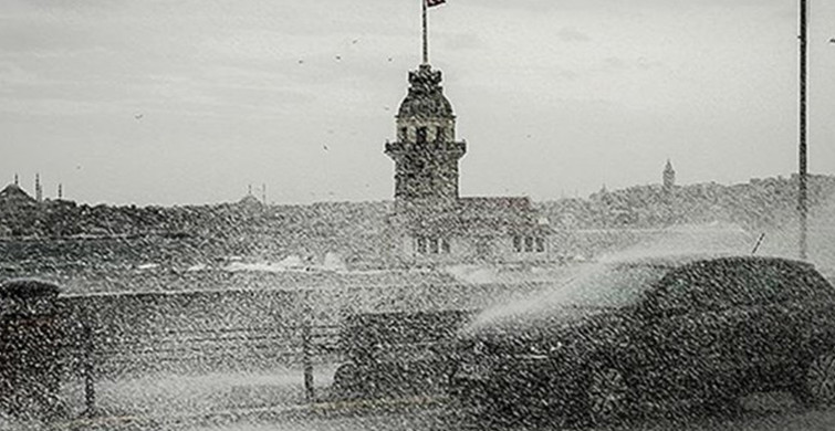 Meteorolojinin uyardığı yağışlar başladı: İstanbul'da rögarlar patladı, sokaklar suya gömüldü
