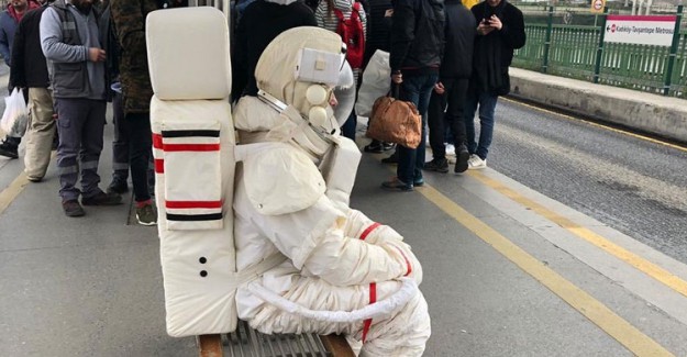 Metrobüs Durağındaki Astronot Kıyafetli Vatandaş Şaşırttı