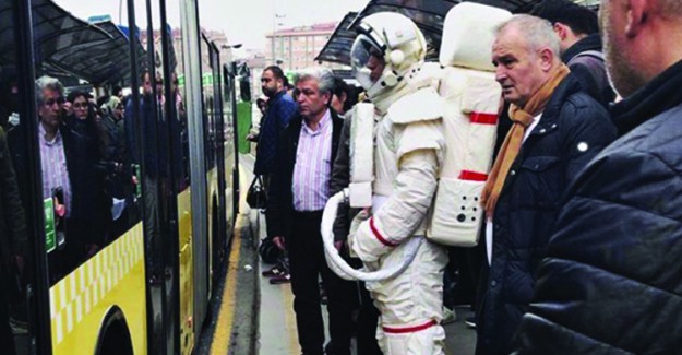 Metrobüs Durağındaki Astronotun Sırrı Ortaya Çıktı