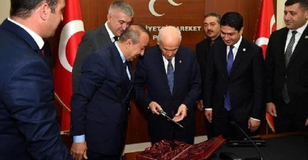 MHP Genel Başkanı Devlet Bahçeli'ye 149 Yıllık Tabanca Hediye Edildi