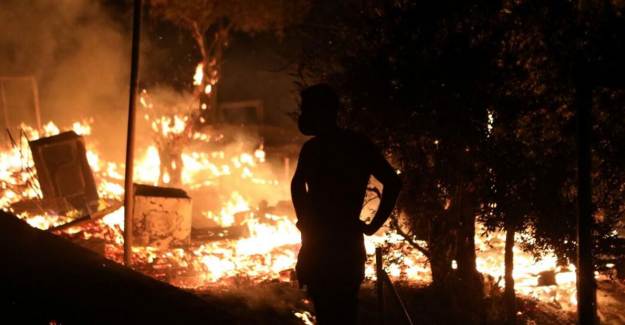 Midilli Adası’ndaki Moria Sığınmacı Kampında Yangın Çıktı