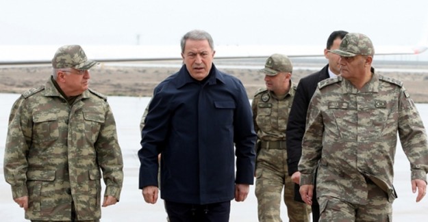 Milli Savunma Bakanı Akar Suriye Sınırında