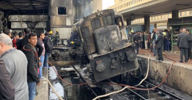 Mısır Ulaştırma Bakanı Tren Kazası Sebebiyle İstifa Etti