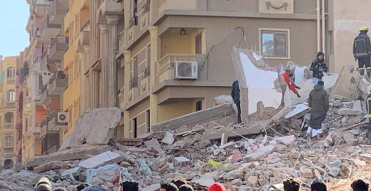 Mısır'da 10 Katlı Bina Çöktü!