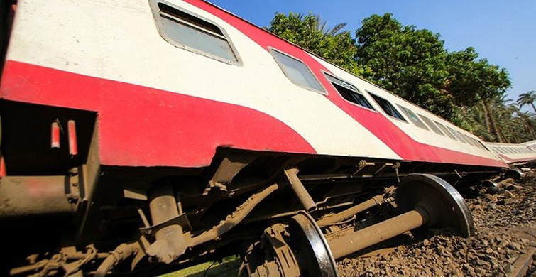 Mısır'da Tren Kazasında 8 Kişi Hayatını Kaybetti, 100 Kişi Yaralandı