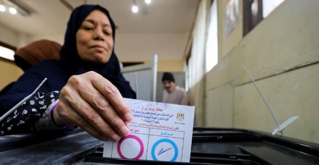 Mısırlılar Sisi'nin 2030'a Kadar Görevde Kalmasını Sağlayacak Referandum İçin Sandık Başında 