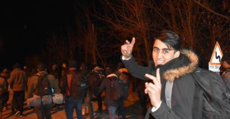 Mülteciler Mutlulukla Avrupa Sınır Kapısında