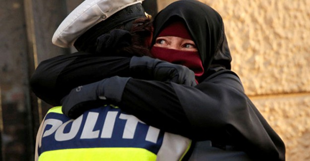 Müslüman Kadına Sarılan Danimarkalı Polise Soruşturma Açıldı!