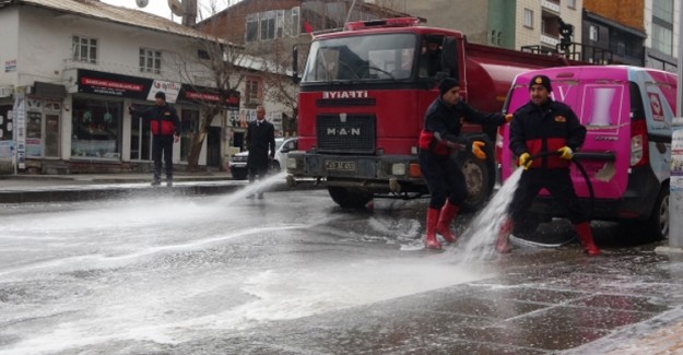 Muş'ta Sokaklara Sabunlu Su Önlemi 