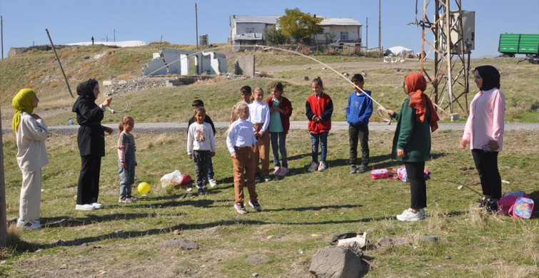 Muş'ta Öğrencilerden Örnek Proje: Köy Okulunu Boyama Etkinliği