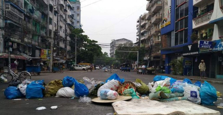 Myanmar’da Protestocular Çöp Dökme Eylemine Başladı