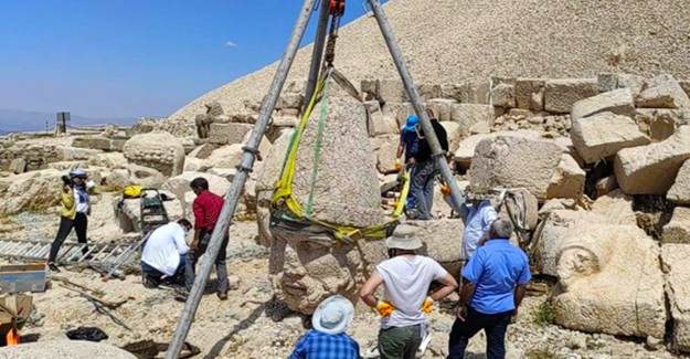 Nemrut'ta Devrilmek Üzere Olan Heykel Düzeltildi