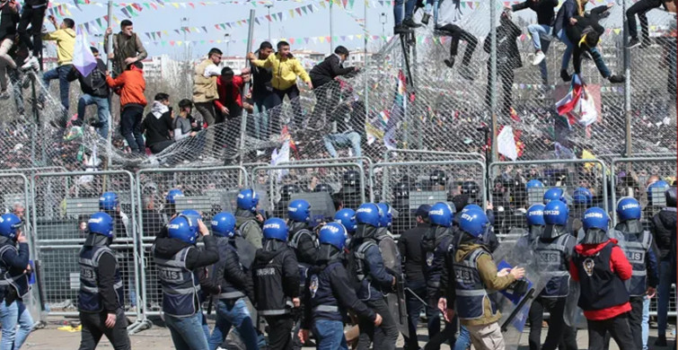 Nevruz etkinliklerinde terör örgütü sloganı atıp polise saldırdılar
