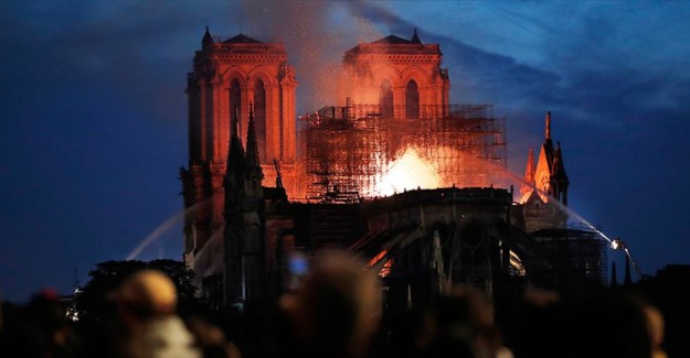 Notre Dame Katedrali'ndeki Yangın Kontrol Altına Alındı