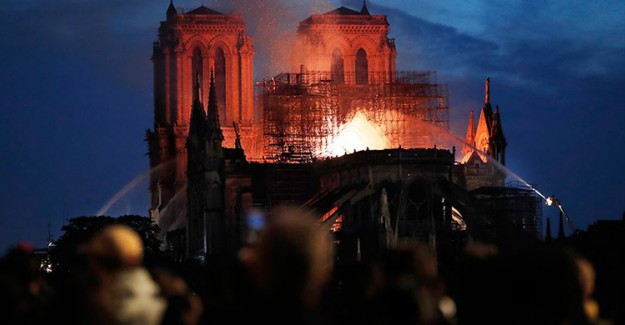 Notre Dame Katedrali'nin Kısa Devre Yüzünden Yandığı İddia Edildi