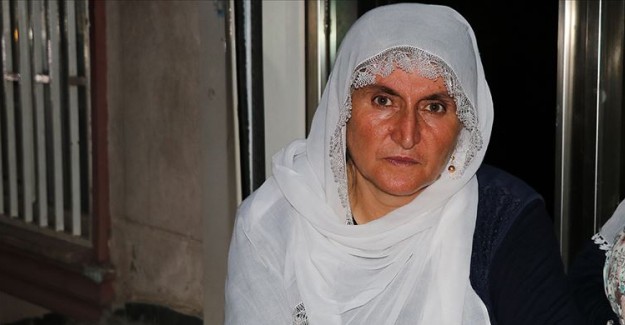 Oğlu PKK Tarafından Kaçırılan Kadın Geceyi HDP İl Başkanlığının Önünde Oturarak Geçirdi