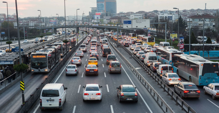 Öğrenciler yola çıktı araç kuyrukları uzadı: İstanbul’da haftanın ilk günü trafik yoğunluğu arttı