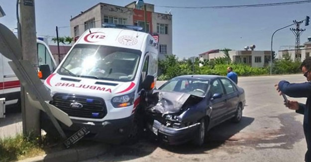 Osmaniye'de Ambulans İle Otomobil Çarpıştı! 