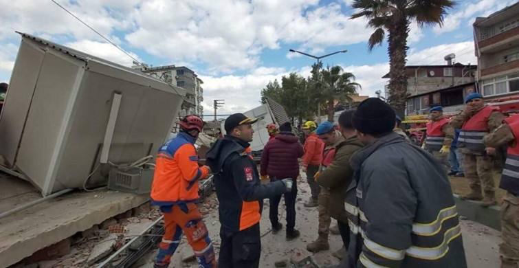 Osmaniye’de artçı deprem meydana geldi: 4 katlı bina yıkıldı