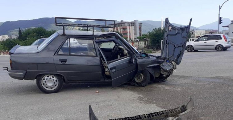 Osmaniye’de Otomobil Direğe Şiddetli Şekilde Çarptı: 2 Yaralı