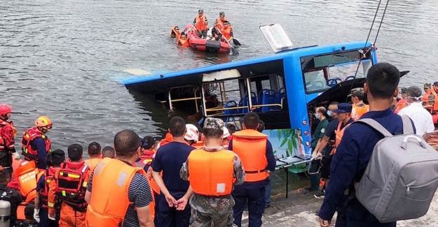 Çin'de İçinde Öğrencilerin Olduğu Otobüs Su Kanalına Uçtu: 21 Ölü