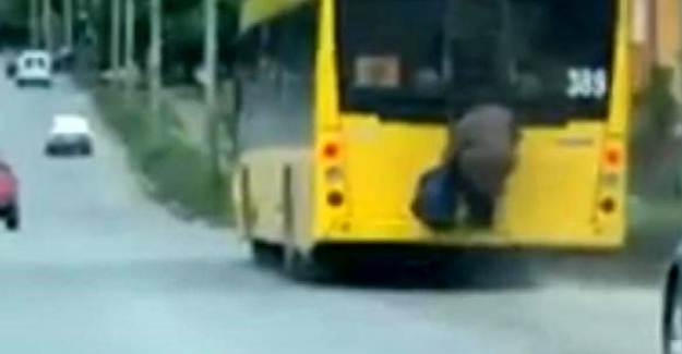 Otobüse Binemeyen Kadın, Arkasına Tutunup Yolculuk Etti