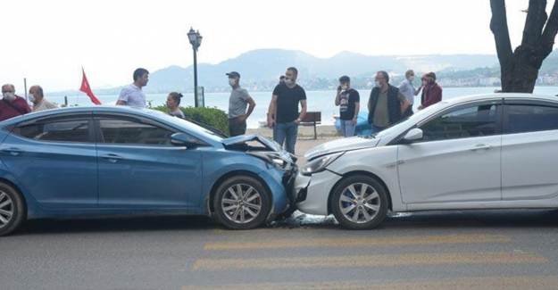 Otomobiller Burun Buruna Çarpıştı! 2 Kişi Yaralandı