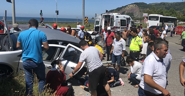 Otomobiller Kavşakta Çarpıştı, Korkunç Kazada 6 Kişi Yaralandı