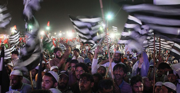 Pakistan Hükümete Karşı Ayaklandı