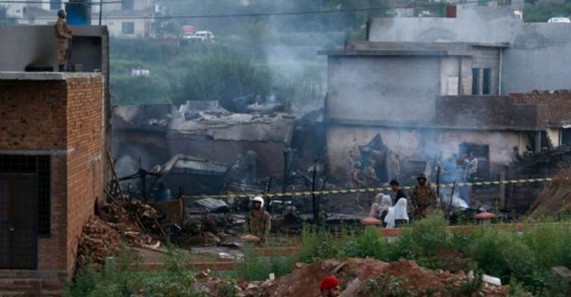 Pakistan'da Askeri Uçak Yerleşim Yerine Düştü! 17 Kişi Hayatını Kaybetti