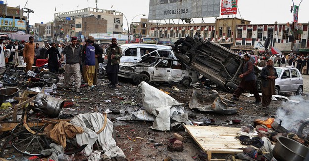 Pakistan'da Bombalı Saldırı: 8 Ölü