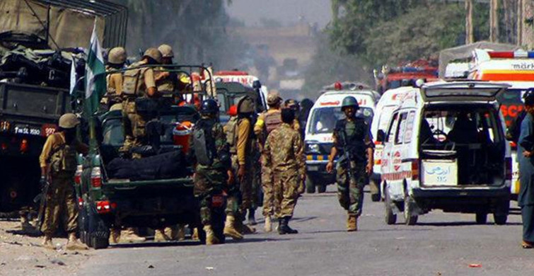 Pakistan’da bombalı saldırı: Ortalık savaş alanına döndü, 3 ölü, 28 yaralı