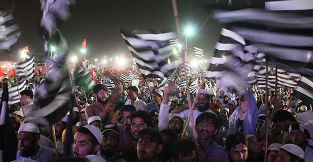 Pakistan'da Hükümet Karşıtı Protestolar Sürüyor