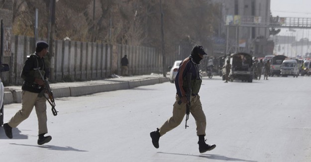 Pakistan'da İntihar Saldırısı 5 Kişi Öldü!
