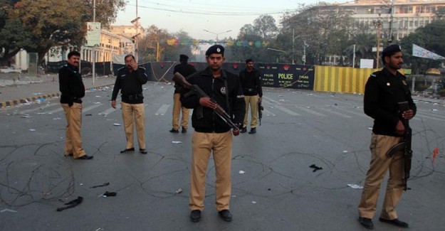 Pakistan'da Saldırı! 1 Polis Yaşamını Kaybetti