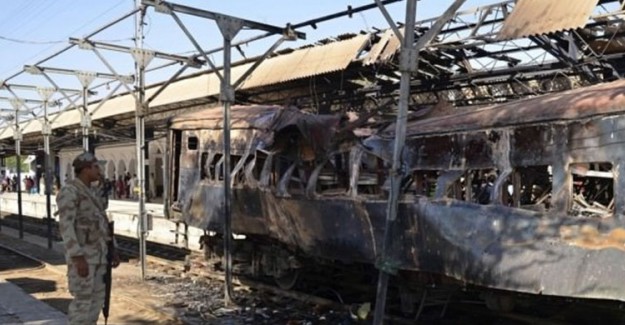 Pakistan'da Trene Bombalı Saldırı: 4 Ölü 10 Yaralı