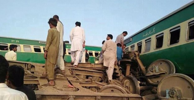 Pakistan'da Trenle Otobüs Çarpıştı! 18 Ölü 55 Yaralı Var