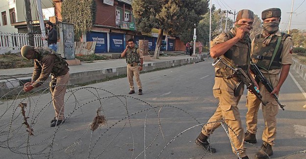 Pakistan-Hindistan Sınırında Hint Askerlerinin Ateş Açması Sonucu 2 Kişi Öldü