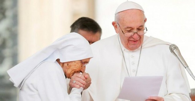 Papa Neden Ayin Sırasında Elini Öptürmedi ?