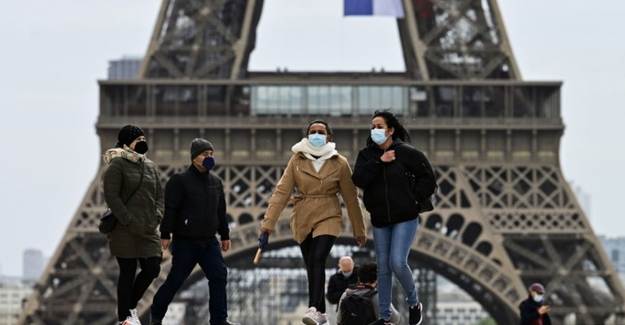 Paris'te Açık Alanlarda Maske Takmak Zorunluluğu Geldi