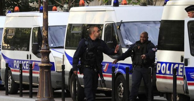 Paris'te Bıçaklı Saldırı! 1 Ölü, 2 Yaralı