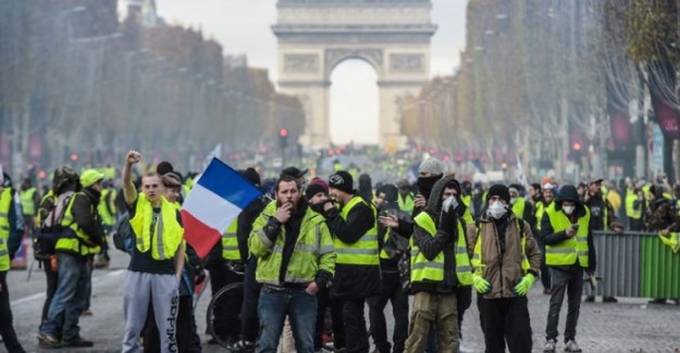 Paris'te Gösteriler Yasaklandı