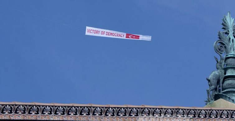 Pensilvanya Semalarında 'Demokrasi Zaferi' Afişi Taşıyan Uçak Uçuruldu