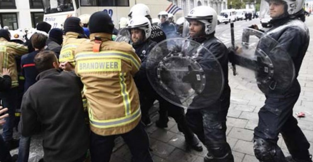 Polisten Kamu Çalışanlarının Protestosunda Orantısız Güç