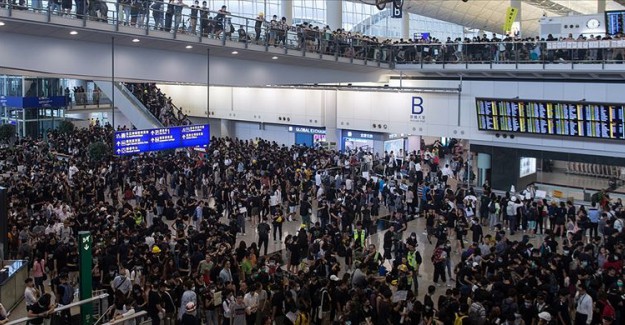 Protestocuların İşgal Ettiği Hong Kong Havalimanı'nda Uçuşlar İptal