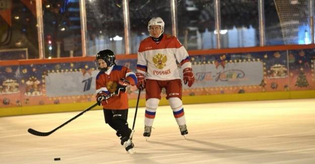 Putin 9 Yaşındaki Çocukla Buz Hokeyi Oynadı!