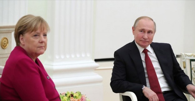 Putin, Angela Merkel ile Libya Krizini Görüştü