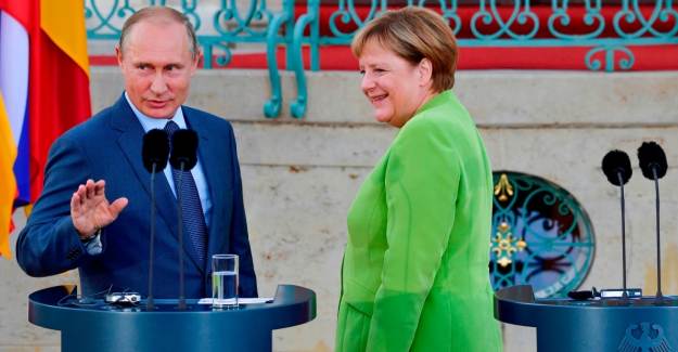 Putin İle Merkel Arasında Dikkat Çeken Görüşme